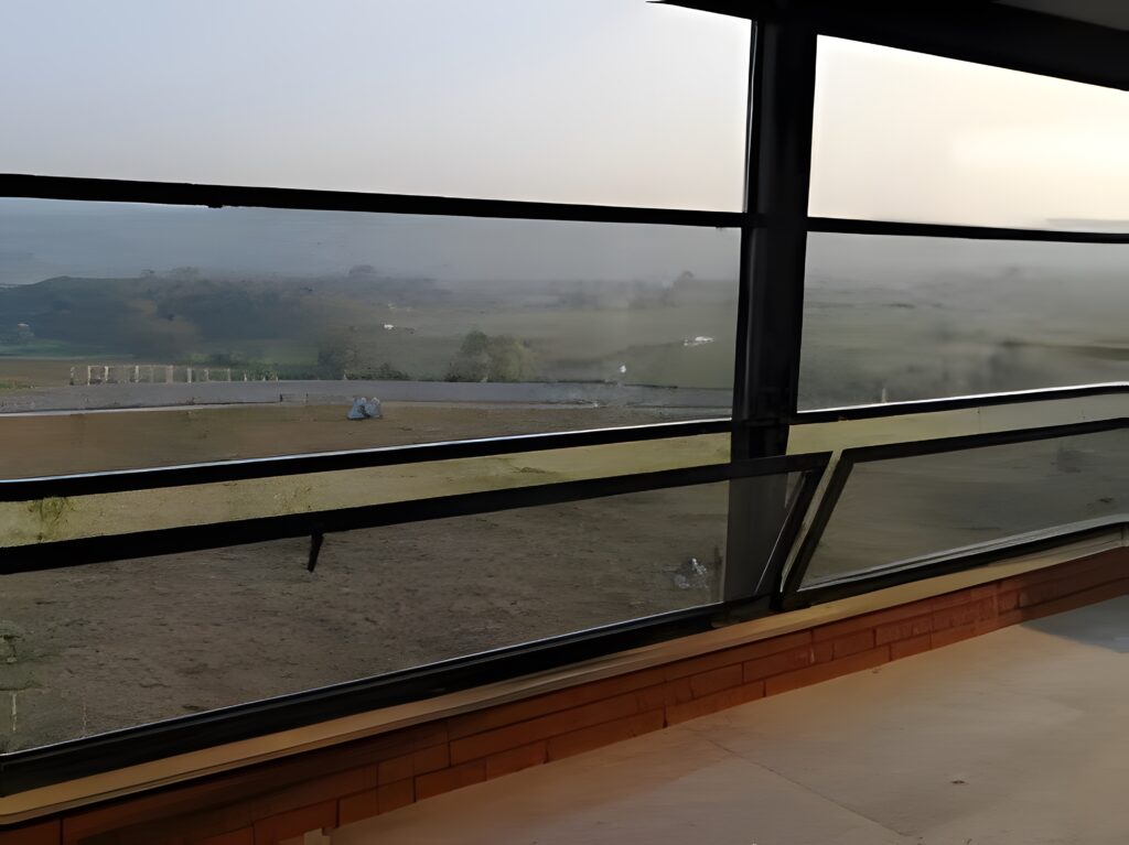 Bir evin terasına yapılmış giyotin cam sistemi