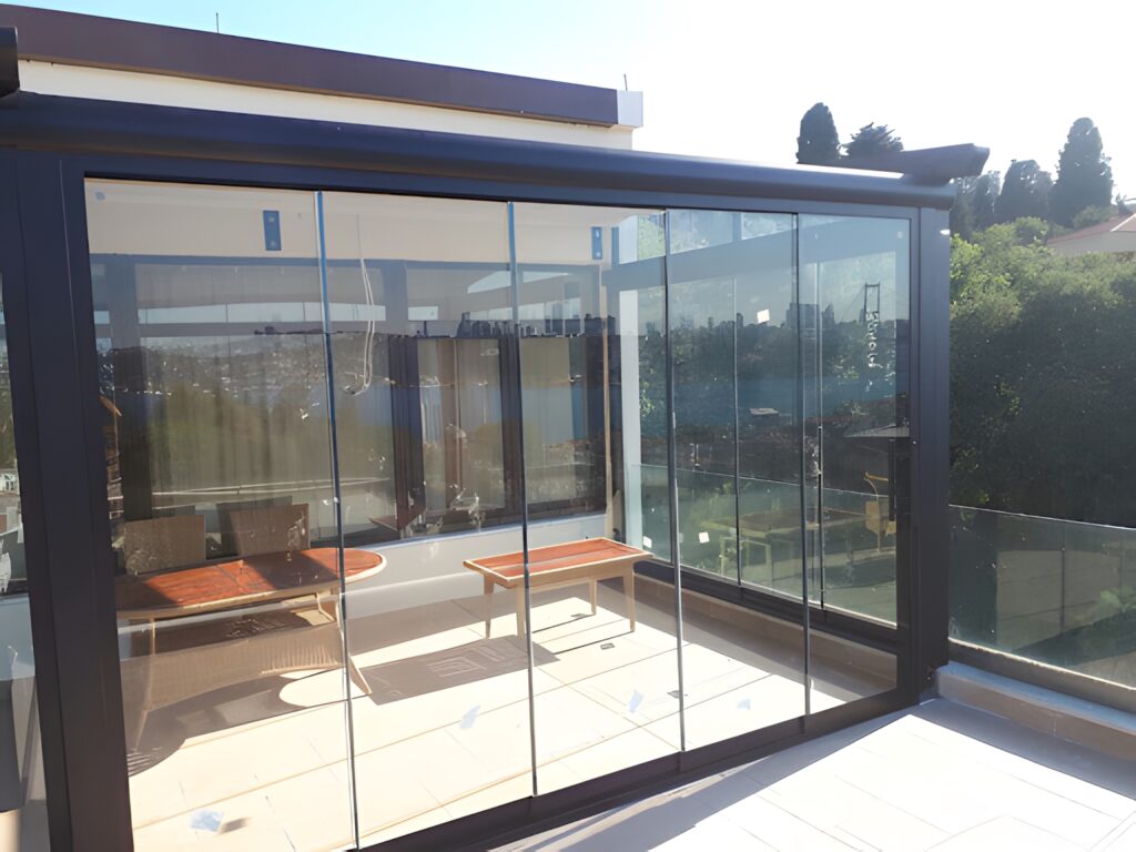 Bir evin ön kısmına yapılmış sürme cam sistemi