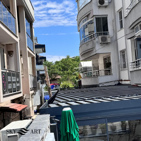 Yamuk ve standart dışı geometrilere sahip alanlar için geliştirilen özel tasarım bioklimatik sistem uygulamamız.